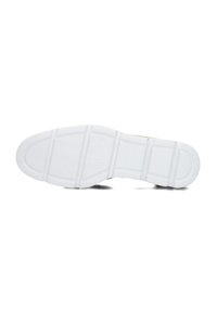 Witte rubberen zool van de schoen met een getextureerde grip, voorzien van een segmentontwerp en een reliëf merknaam, die grip en duurzaamheid biedt.