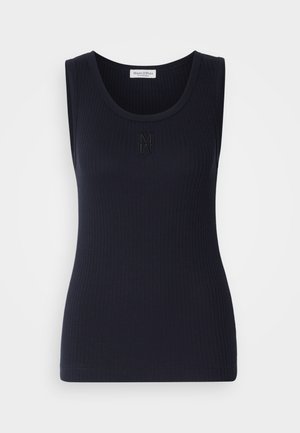 Débardeur côtelé bleu marine avec un col rond et une coupe sans manches ; présente un petit logo ton sur ton à l'avant. Tissu doux et extensible.