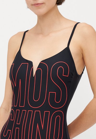 Schwarzer Badeanzug mit fett rotem "MOSCHINO"-Text, tiefem Ausschnitt, dünnen Trägern und einer glatten, elastischen Stoffstruktur.