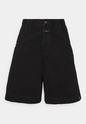 Schwarze Shorts mit hoher Taille, Vorderfächern, Gürtelschlaufen, Knopfverschluss und weitem Bein, auf weißem Hintergrund.
