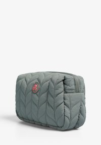 Bolsa de cosméticos acolchada de color gris con forma rectangular, que presenta un logo de calavera rosa y un cierre de cremallera. Textura suave y diseño acolchado.