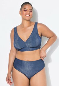 Námořnická modrá metalická plavková sada obsahující braletku s výstřihem do V a vysoký pas. Materiál má lesklou texturu.