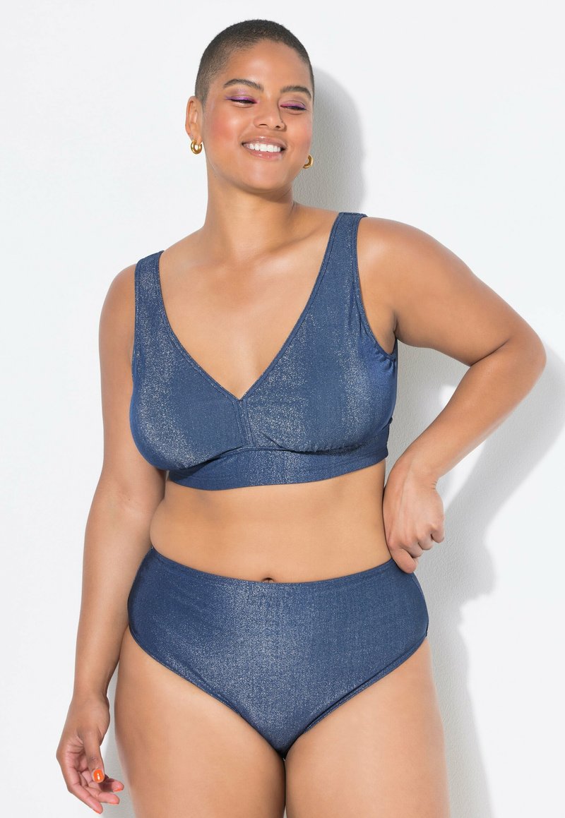 Námořnická modrá metalická plavková sada obsahující braletku s výstřihem do V a vysoký pas. Materiál má lesklou texturu.