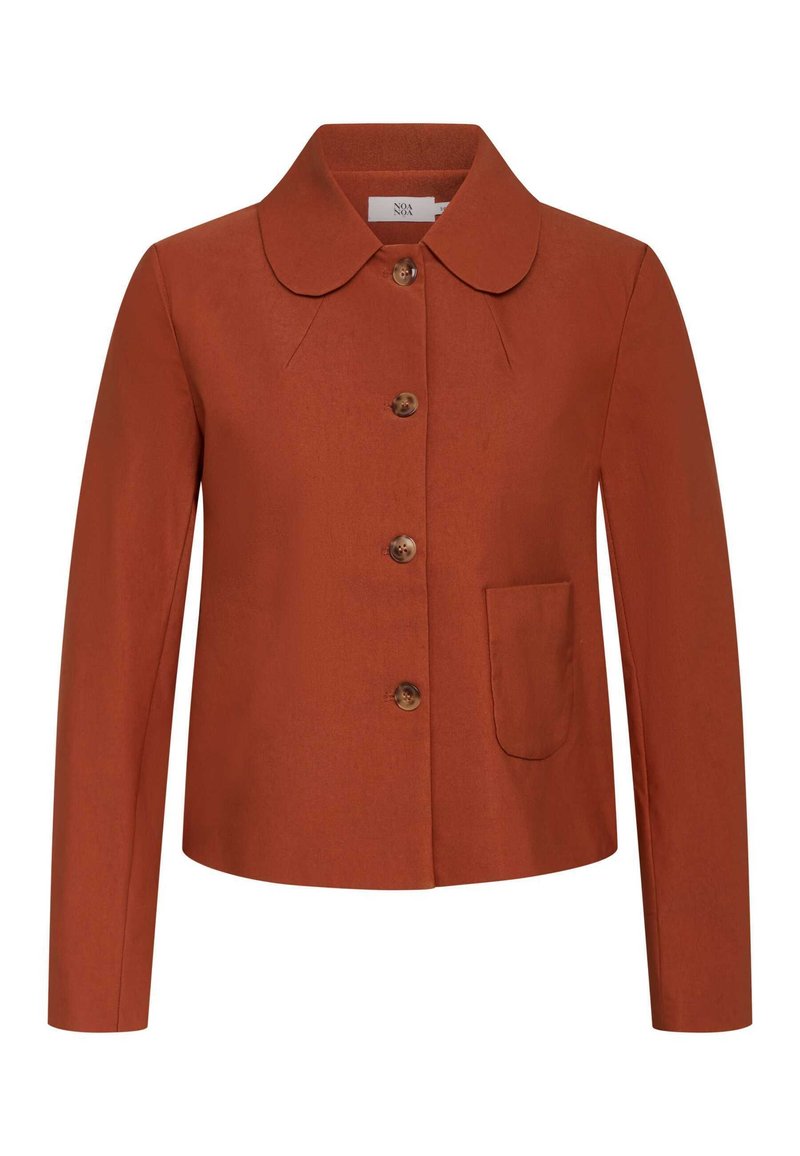 Kurtka w kolorze rdzawego pomarańczu z kołnierzem, zapinana na pięć guzików, z jedną przednią kieszenią. Gładka faktura, dopasowany krój.