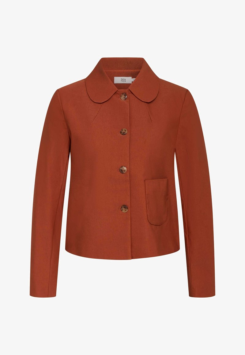 Kurtka w kolorze rdzawego pomarańczu z kołnierzem, zapinana na pięć guzików, z jedną przednią kieszenią. Gładka faktura, dopasowany krój.