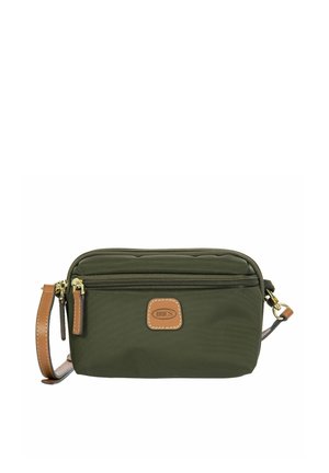 Piccola borsa a tracolla verde oliva con tasca frontale con cerniera, tracolla in pelle marrone e toppa con logo, dettagli metallici con finitura oro.
