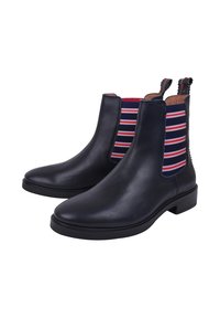 Czarne skórzane botki Chelsea z okrągłym noskiem, elastycznymi bocznymi panelami z niebieskimi i czerwonymi paskami oraz niskimi czarnymi obcasami w kształcie bloku.