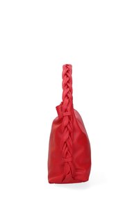 Borsa a mano in pelle rossa con manico intrecciato, texture morbida e silhouette arrotondata. Nessun hardware o motivo visibile. Design semplice e moderno.