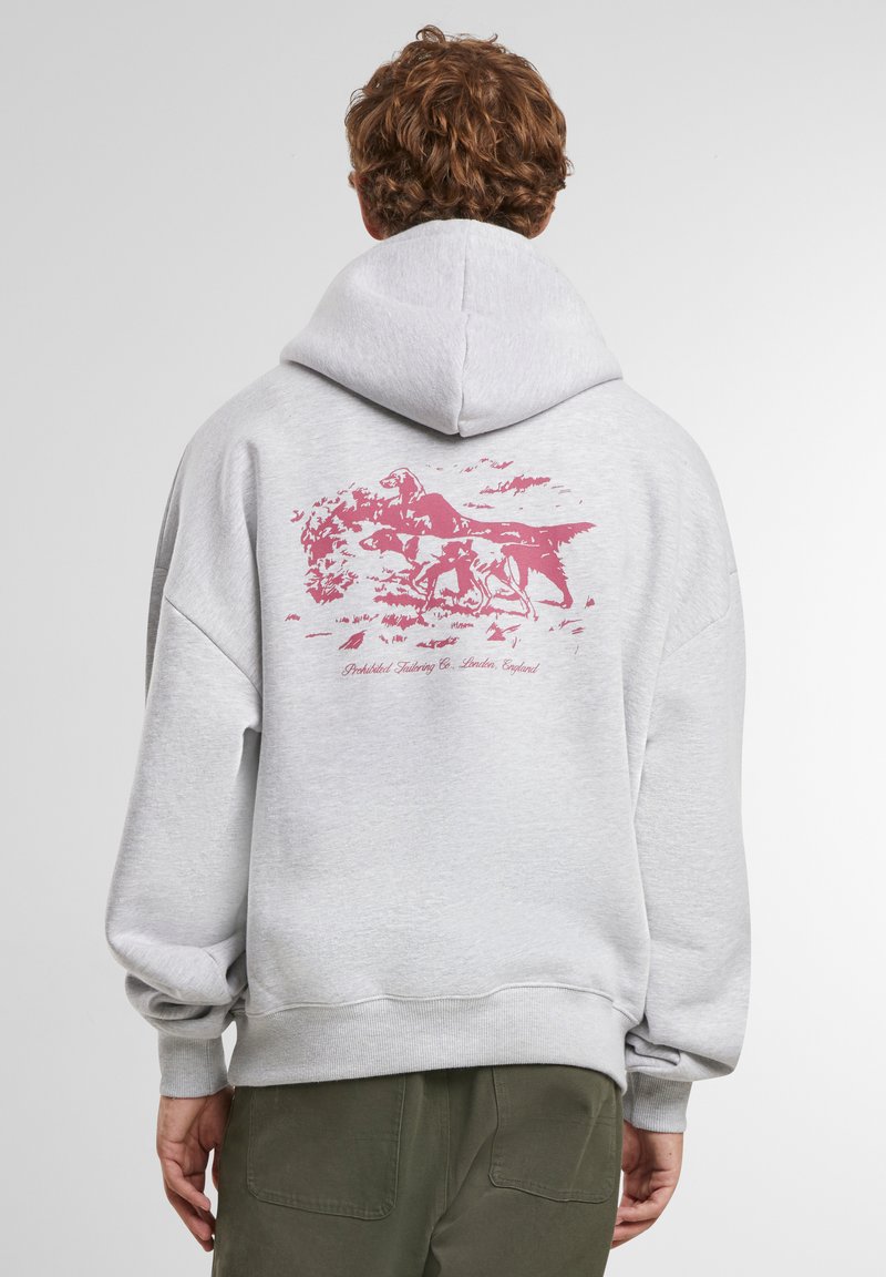 Šedá mikina s kapucňou a veľkým ružovým grafickým dizajnom zvierat na chrbte. Obsahuje rebrované manžety a spodný lem, vyrobená z mäkkej tkaniny.