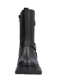 Botín negro de cuero hasta el tobillo con un diseño elegante, cremallera lateral y una cinta ancha con herrajes de plata alrededor del tobillo. Suela de goma.