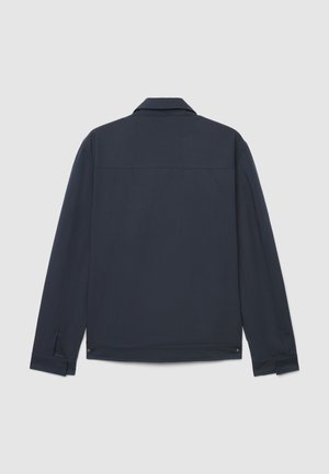 Marineblaue Jacke aus glattem Stoff, mit Kragen, langen Ärmeln und geradem Schnitt mit Rückenteil und dezenten Nahtdetails.