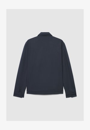 Giacca blu navy in tessuto liscio, con colletto, maniche lunghe e taglio dritto con spalla posteriore e dettagli di cucitura sottili.