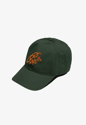 Grüne Baumwollkappe mit einem orangefarbenen gestickten Design, das Buchstaben und Blumen zeigt. Gebogener Schirm und verstellbarer Riemen auf der Rückseite.