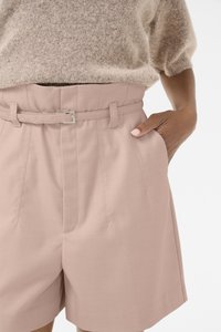 Roze op maat gemaakte shorts met een brede tailleband en riemlussen, voorzien van een voorste gesp en zijzakken. Gemaakt van een gladde, gestructureerde stof.