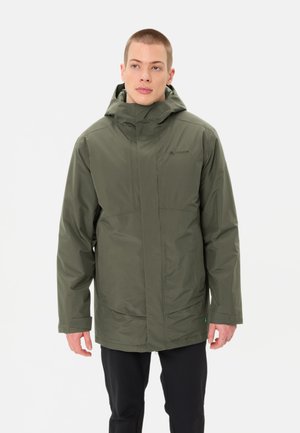 Veste isolante vert olive avec un col haut et une capuche ajustable ; elle dispose d'une fermeture éclair sur le devant, de grandes poches et d'une texture lisse et résistante à l'eau.