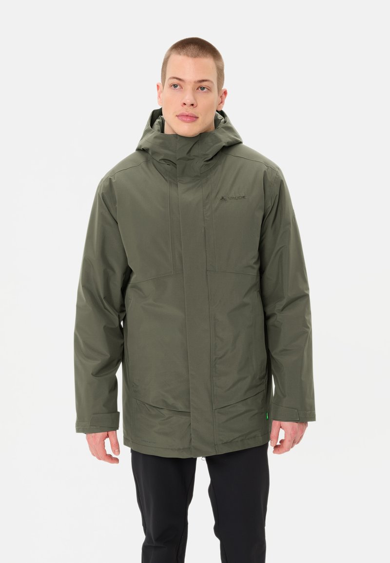 Giacca isolante verde oliva con colletto alto e cappuccio regolabile; presenta una chiusura con zip, ampie tasche e una superficie liscia e resistente all'acqua.