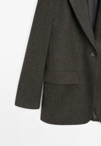 Ciemnoszary wełniany blezer z zapięciem na jeden guzik, z kieszenią z klapką i długimi rękawami na białym tle.