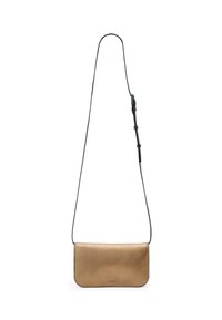 Borsa a tracolla in pelle marrone con una superficie liscia, forma rettangolare e una sottile tracolla nera regolabile. Presenta un design minimalista.