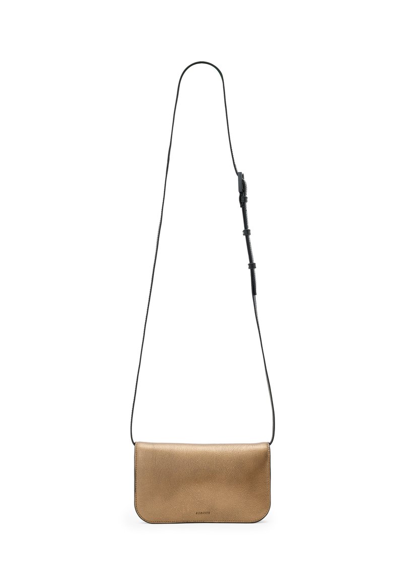 Borsa a tracolla in pelle marrone con una superficie liscia, forma rettangolare e una sottile tracolla nera regolabile. Presenta un design minimalista.