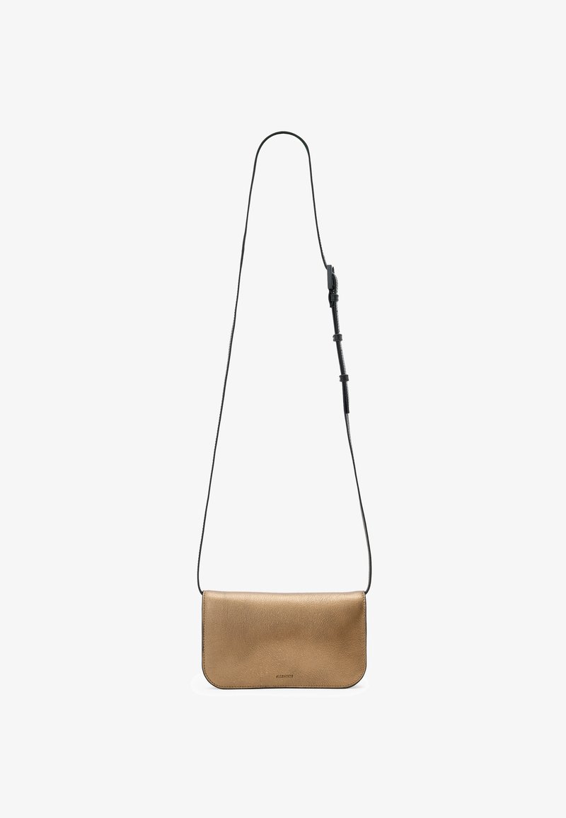 Borsa a tracolla in pelle marrone con una superficie liscia, forma rettangolare e una sottile tracolla nera regolabile. Presenta un design minimalista.