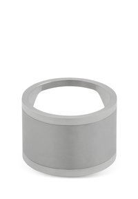 Metallarmband i form av en slät, matt silverfinish, rund form och en kontinuerlig banddesign utan synliga spännen.