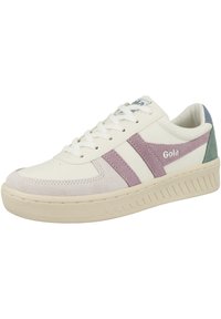 Sneaker bianco con accenti in suede viola e verde, pannelli in pelle texturizzata e suola in gomma con scanalature verticali. Branding sulla linguetta.