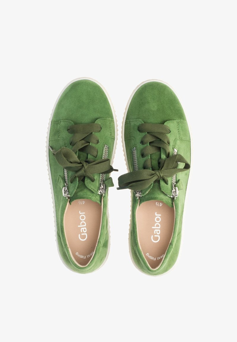 Paire de chaussures décontractées en daim vert avec des lacets épais, des fermetures éclair latérales, des semelles blanches et un marquage "Gabor" à l'intérieur.