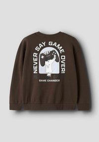 Bruine sweatshirt met een afbeelding van een hand die een gamecontroller vasthoudt, met de tekst "NEVER SAY GAME OVER!" en daaronder "GAME CHANGER".
