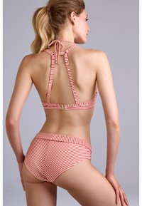 Pruhovaný bikini set s halter krkem, který má nastavitelné zavazování a klip, doplněný o odpovídající vysoké kalhotky v červené a bílé barvě.