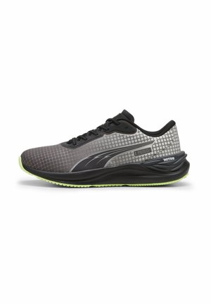 Zapatilla deportiva negra y gris con un patrón de rejilla, parte superior de tela, suela acolchada y detalles verdes en la suela y la marca.