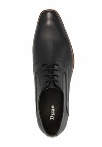 Chaussure habillée en cuir noir avec une finition texturée, bout pointu, design à lacets et semelle marron. Présente un logo à l'intérieur de la chaussure.