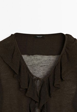 Blouse marron foncé avec un décolleté en V, des accents froncés le long des bords et un tissu léger et texturé. Étiquette de marque visible.