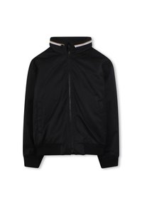 Veste légère noire avec un col haut, fermeture zippée à l'avant, poches latérales et poignets côtelés. Texture lisse avec un branding minimal.