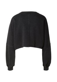 Sweat-shirt noir court avec manches longues et amples, poignets côtelés et encolure arrondie. Tissu doux et texturé avec un aspect délavé.