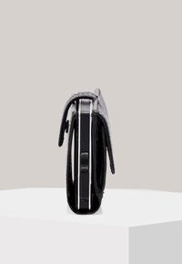 Portafoglio in pelle nera con finitura texture, caratterizzato da una forma rettangolare slim e una chiusura a ribalta. Sono visibili dettagli hardware in argento.