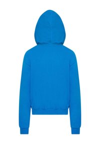 Modrá mikina s kapucňou s plnou kapucňou, ribbed manžetami a pásom. Hladká tkanina s jednoliatou farbou, žiadne vzory ani viditeľné kovové prvky.