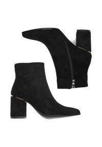 Para czarnych zamszowych botków do kostki na słupku z bocznym zamkiem błyskawicznym, prezentowanych z boku i od spodu na białym tle.