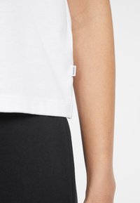 Guess Jeans SS CN BOXY TEE - T-Shirt print - weiß