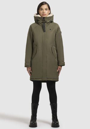 Olijfgroene parka met een zachte binnenvoering, hoge kraag, rits aan de voorkant en twee zijzakken. Ontworpen voor warmte met een knielange pasvorm.