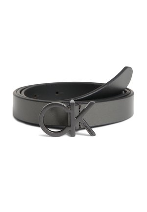 Ceinture en cuir noir enroulée avec une boucle en métal noir comportant les lettres entrelacées "CK" et une petite gravure "Calvin Klein".