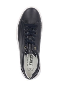 Marineblaue Leder-Sneaker mit weißer Gummisohle, runder Zehenform, flachen marineblauen Schnürsenkeln und dezentem Logo auf der Innensohle. Schlichtes Design.