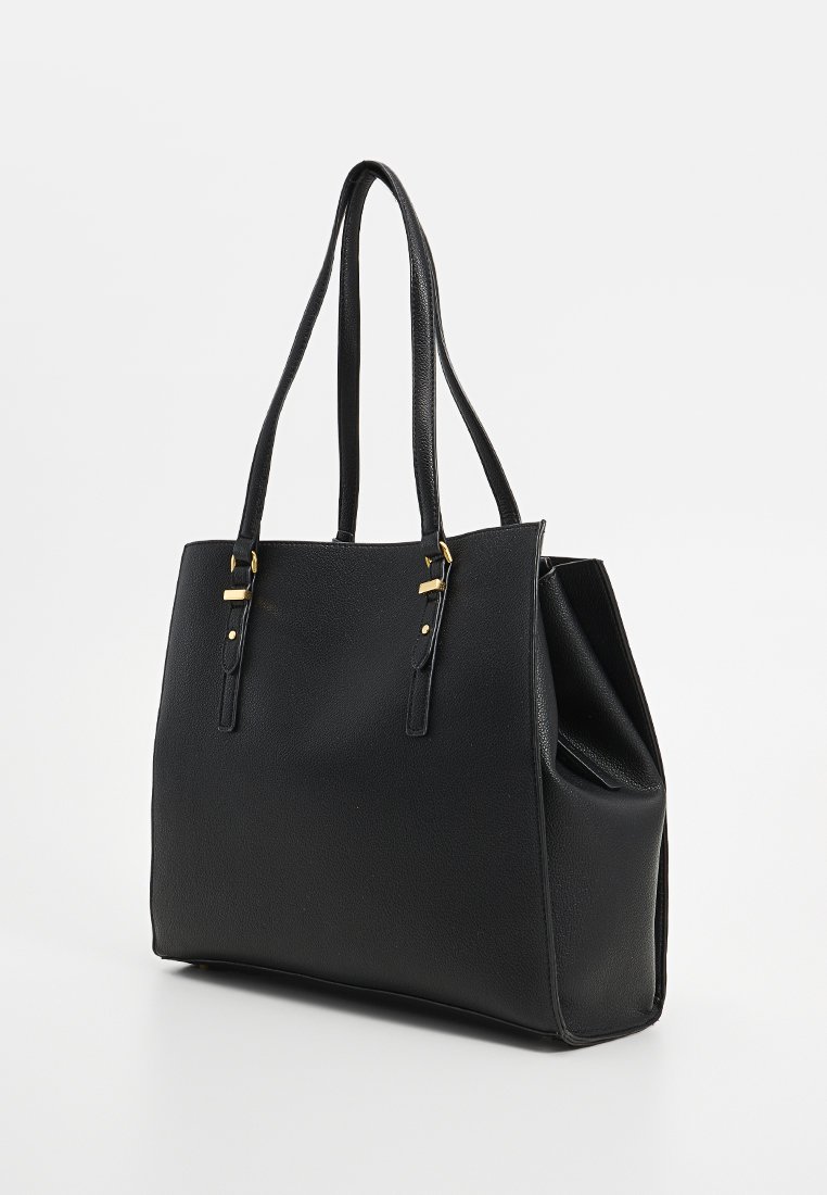 Borsa a spalla nera in pelle con finitura testurizzata, dotata di due manici lunghi, accessori in tono oro e un compartimento principale aperto.