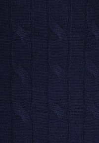Tissu tricoté bleu marine avec un motif en torsades, présentant des textures surélevées et des lignes verticales. La surface est douce et légèrement duveteuse.