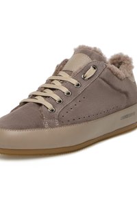 Sneaker en suède marron avec un col en fausse fourrure doux, des lacets beige, des détails perforés sur le côté et une semelle en caoutchouc marron. Nom de la marque visible.