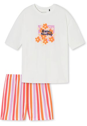 Weißes Baumwoll-T-Shirt mit floralem Grafikdesign und dem Text "Have A Nice Day", kombiniert mit gestreiften Shorts in rosa, orange und lila Farbtönen.