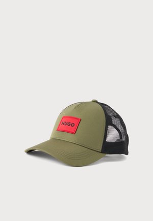 Casquette de baseball vert olive avec arrière en mesh noir et patch rectangulaire rouge étiqueté "HUGO" sur le panneau avant.