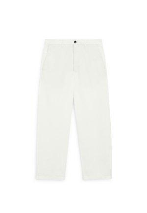 Witte rechte broek met zijzakken, riemlussen en een knoopsluiting aan de voorkant op een effen witte achtergrond.