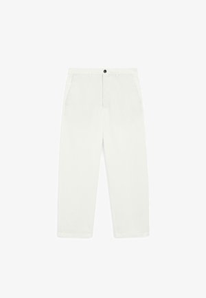 Białe spodnie o prostych nogawkach z bocznymi kieszeniami, szlufkami na pasek i zapięciem na guziki z przodu na gładkim białym tle.