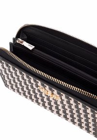 Portafoglio tessuto in bianco e nero con zip dorata e logo. L'interno presenta diversi scomparti per carte e una tasca con zip per le monete.