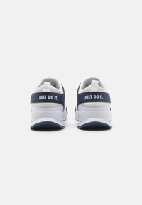 Nike Performance CROSSCOURT - Tenisice za sve terene - white/light silver/midnight navy
